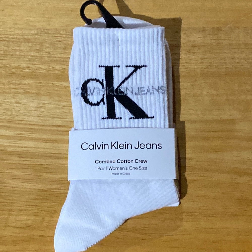 NWT Women’s Calvin Klein Jeans cotton crew socks white size OS fit Sz 9 10 11